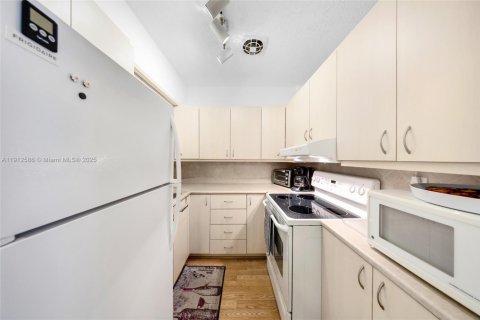 Condo in Hallandale Beach, Florida, 1 bedroom  № 1968729 - photo 8