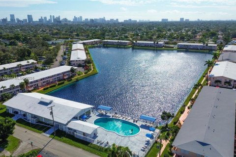 Condo in Hallandale Beach, Florida, 1 bedroom  № 1968729 - photo 1