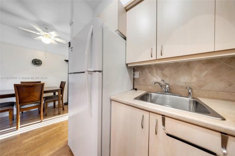 Condo in Hallandale Beach, Florida, 1 bedroom  № 1968729 - photo 11