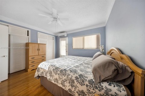 Condo in Hallandale Beach, Florida, 1 bedroom  № 1968729 - photo 14