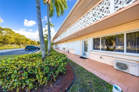 Condo in Hallandale Beach, Florida, 1 bedroom  № 1968729 - photo 22