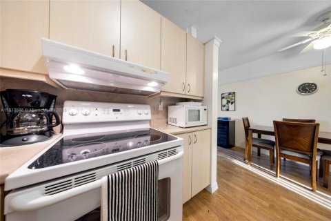 Condo in Hallandale Beach, Florida, 1 bedroom  № 1968729 - photo 10