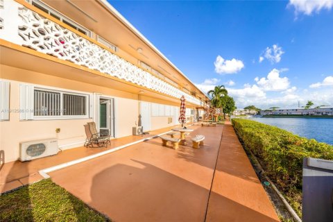 Condo in Hallandale Beach, Florida, 1 bedroom  № 1968729 - photo 20