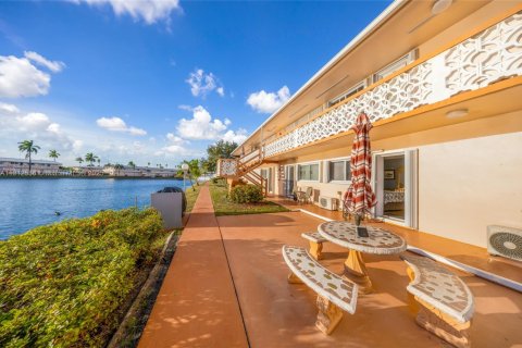 Condo in Hallandale Beach, Florida, 1 bedroom  № 1968729 - photo 19