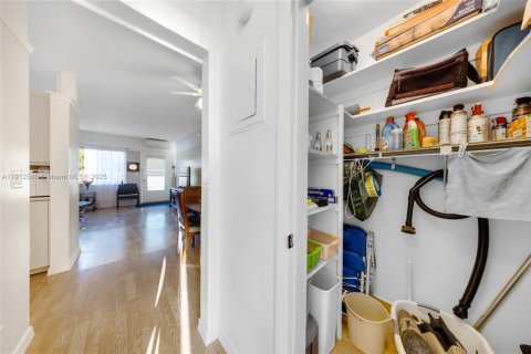 Condo in Hallandale Beach, Florida, 1 bedroom  № 1968729 - photo 17