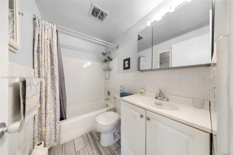 Condo in Hallandale Beach, Florida, 1 bedroom  № 1968729 - photo 12