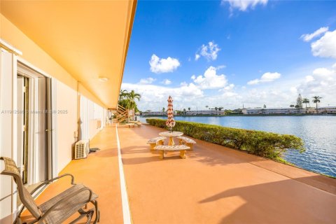 Condo in Hallandale Beach, Florida, 1 bedroom  № 1968729 - photo 21