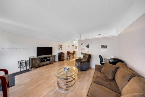 Condo in Hallandale Beach, Florida, 1 bedroom  № 1968729 - photo 5