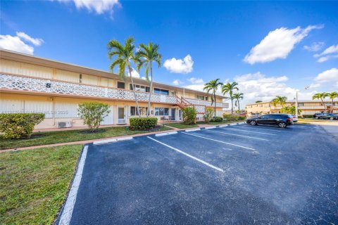 Condo in Hallandale Beach, Florida, 1 bedroom  № 1968729 - photo 23