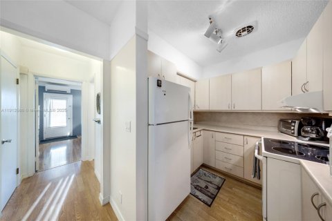 Condo in Hallandale Beach, Florida, 1 bedroom  № 1968729 - photo 9