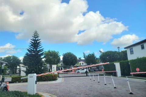 Townhouse in Doral, Florida 3 bedrooms, 156.08 sq.m. № 1943541 - photo 30