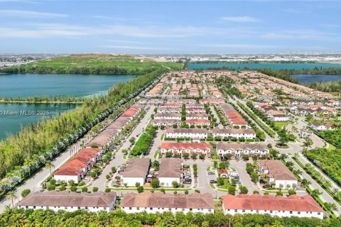Townhouse in Doral, Florida 3 bedrooms, 156.08 sq.m. № 1943541 - photo 19