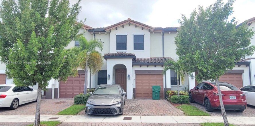 Townhouse in Doral, Florida 3 bedrooms, 156.08 sq.m. № 1943541