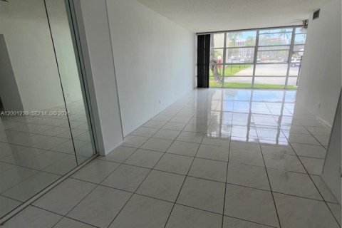 Купить кондоминиум в Халландейл-Бич, Флорида 2 спальни, 94.76м2, № 2065619 - фото 3