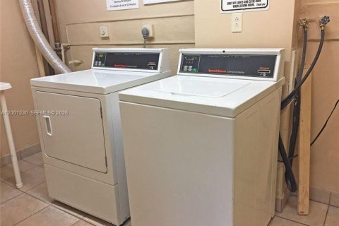 Купить кондоминиум в Халландейл-Бич, Флорида 2 спальни, 94.76м2, № 2065619 - фото 10