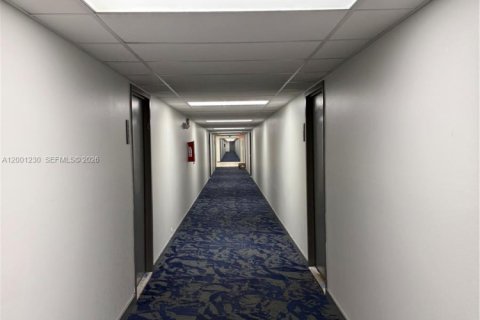 Купить кондоминиум в Халландейл-Бич, Флорида 2 спальни, 94.76м2, № 2065619 - фото 9