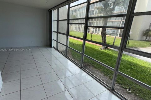 Купить кондоминиум в Халландейл-Бич, Флорида 2 спальни, 94.76м2, № 2065619 - фото 8