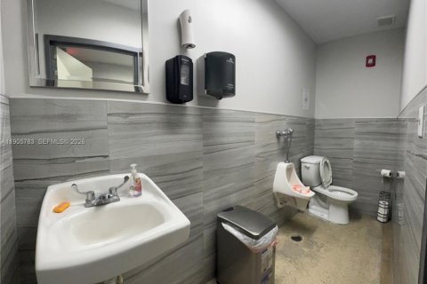 Купить коммерческую недвижимость в Майами, Флорида № 2057739 - фото 18