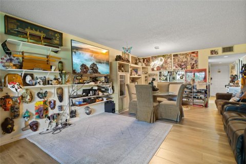 Condo in Pembroke Pines, Florida, 2 bedrooms № 2253266 - photo 9