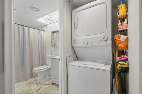 Condo in Pembroke Pines, Florida, 2 bedrooms № 2253266 - photo 26