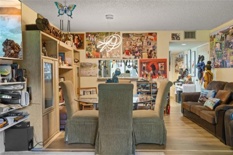 Condo in Pembroke Pines, Florida, 2 bedrooms № 2253266 - photo 10