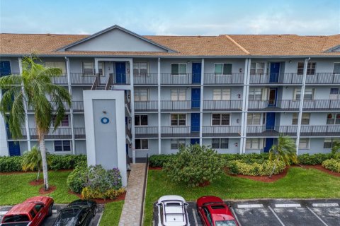 Condo in Pembroke Pines, Florida, 2 bedrooms № 2253266 - photo 2