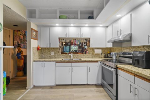 Condo in Pembroke Pines, Florida, 2 bedrooms № 2253266 - photo 17