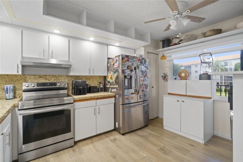 Condo in Pembroke Pines, Florida, 2 bedrooms № 2253266 - photo 15