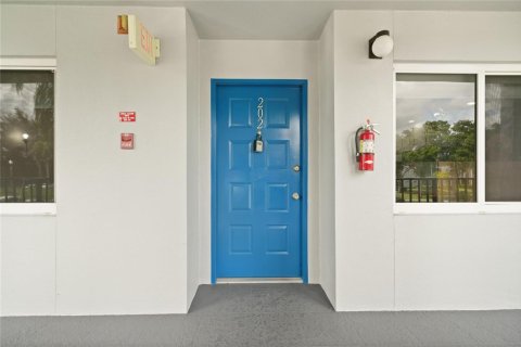 Condo in Pembroke Pines, Florida, 2 bedrooms № 2253266 - photo 8