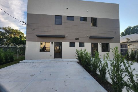 Снять в аренду виллу или дом в Майами, Флорида 2 спальни, № 1991302 - фото 1