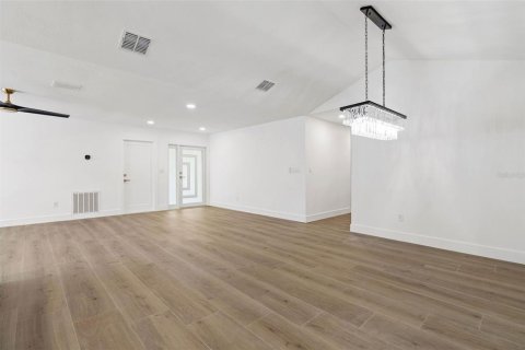 House in Tampa, Florida 3 bedrooms, 185.53 sq.m. № 1914335 - photo 17