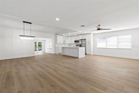 House in Tampa, Florida 3 bedrooms, 185.53 sq.m. № 1914335 - photo 9