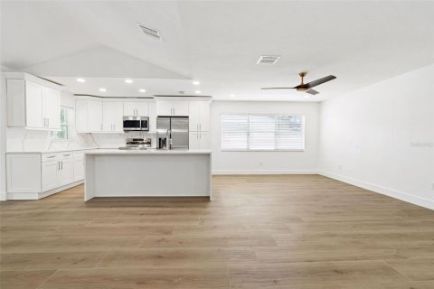 House in Tampa, Florida 3 bedrooms, 185.53 sq.m. № 1914335 - photo 12
