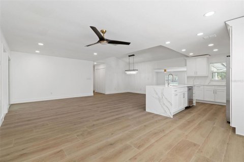 House in Tampa, Florida 3 bedrooms, 185.53 sq.m. № 1914335 - photo 8