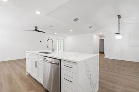 House in Tampa, Florida 3 bedrooms, 185.53 sq.m. № 1914335 - photo 13