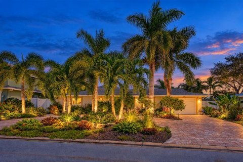 House in Bradenton, Florida 3 bedrooms, 240.25 sq.m. № 2428733