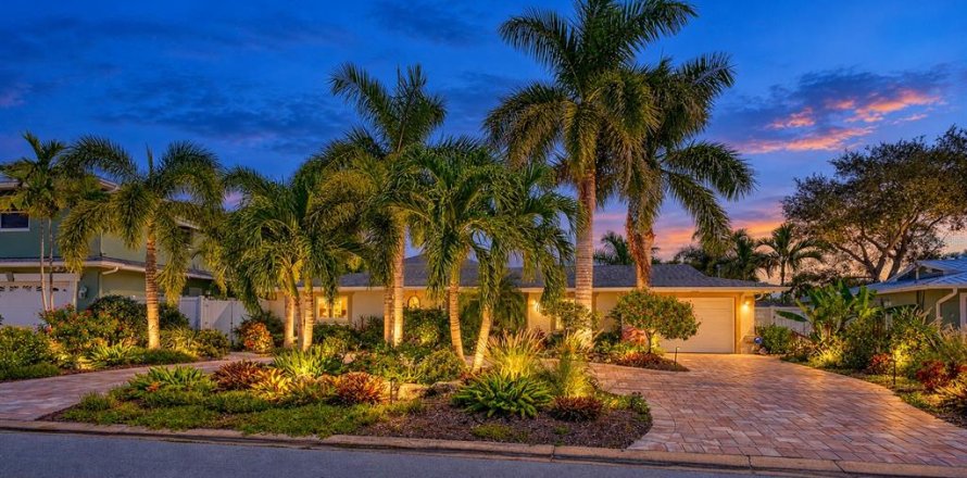 House in Bradenton, Florida 3 bedrooms, 240.25 sq.m. № 2428733