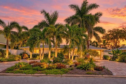 House in Bradenton, Florida 3 bedrooms, 240.25 sq.m. № 2428733 - photo 2