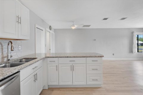 House in North Port, Florida 2 bedrooms, 95.78 sq.m. № 1652273 - photo 12