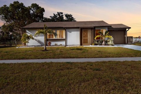 House in North Port, Florida 2 bedrooms, 95.78 sq.m. № 1652273 - photo 1