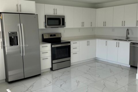 Townhouse in Homestead, Florida 4 bedrooms, 129.88 sq.m. № 2003395 - photo 4