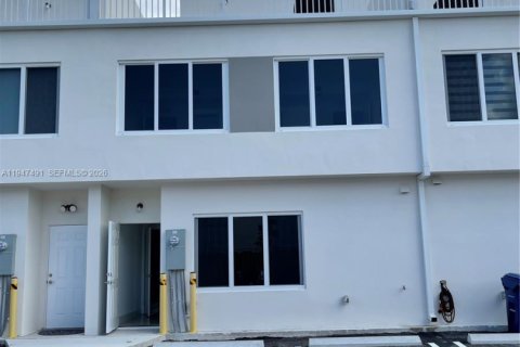 Townhouse in Homestead, Florida 4 bedrooms, 129.88 sq.m. № 2003395 - photo 3