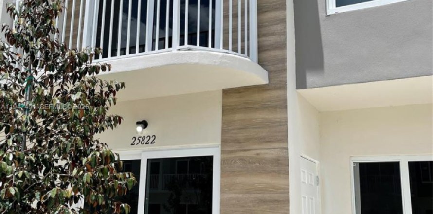 Townhouse in Homestead, Florida 4 bedrooms, 129.88 sq.m. № 2003395