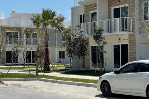 Townhouse in Homestead, Florida 4 bedrooms, 129.88 sq.m. № 2003395 - photo 2