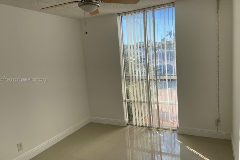 Copropriété à louer à Hallandale Beach, Floride: 2 chambres, 94.76 m2 № 2044530 - photo 19