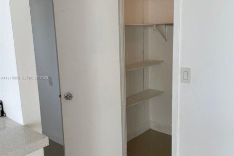 Copropriété à louer à Hallandale Beach, Floride: 2 chambres, 94.76 m2 № 2044530 - photo 13