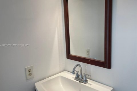 Copropriété à louer à Hallandale Beach, Floride: 2 chambres, 94.76 m2 № 2044530 - photo 11