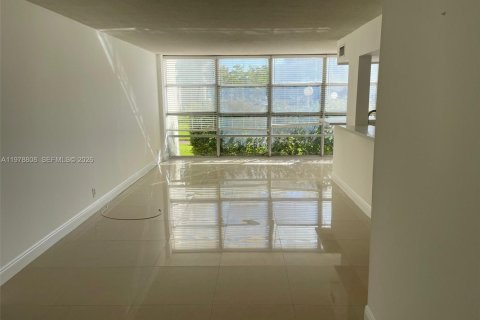 Copropriété à louer à Hallandale Beach, Floride: 2 chambres, 94.76 m2 № 2044530 - photo 8