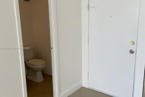 Copropriété à louer à Hallandale Beach, Floride: 2 chambres, 94.76 m2 № 2044530 - photo 10