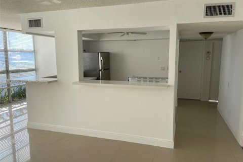 Copropriété à louer à Hallandale Beach, Floride: 2 chambres, 94.76 m2 № 2044530 - photo 7